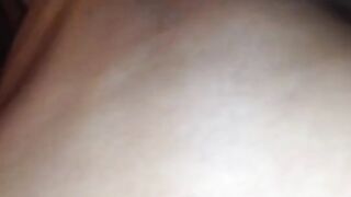 Si sditalina davanti al marito che poi la scopa