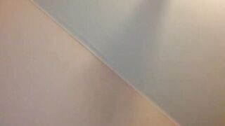 Si sditalina davanti al marito che poi la scopa