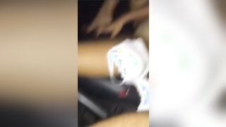 Riprende fidanzata che si masturba in macchina