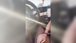 Francesca non aspetta di arrivare a casa per spompinare l'amico