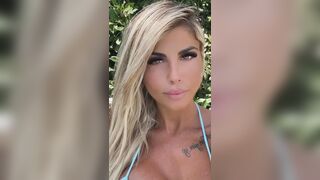 Bionda con tette esplosive