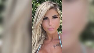 Bionda con tette esplosive