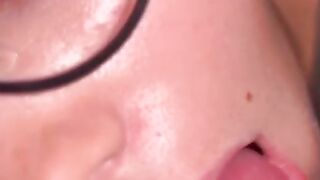 La sua bocca piena di sperma POV