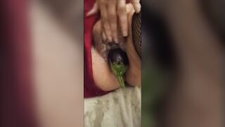 Masturbata con grossa melanzana