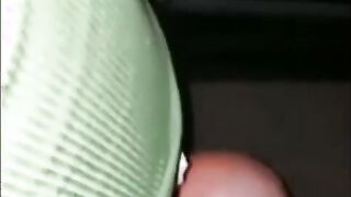 Moglie troia scopata da 2 guardoni all'aperto davanti al cornuto