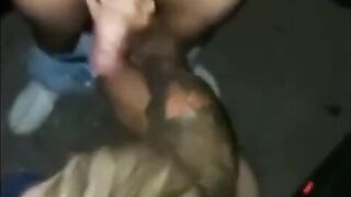 Moglie troia scopata da 2 guardoni all'aperto davanti al cornuto