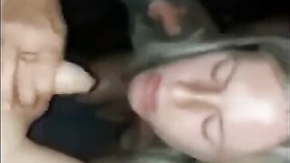 Moglie troia scopata da 2 guardoni all'aperto davanti al cornuto