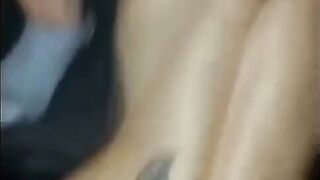 Moglie troia scopata da 2 guardoni all'aperto davanti al cornuto