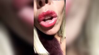 Immaginate di darmi la cremina sulle tette che mi piace tanto