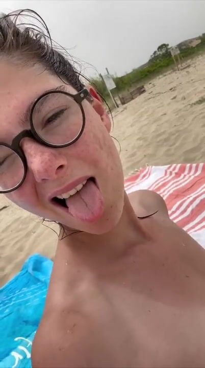 Sara Bell topless in spiaggia