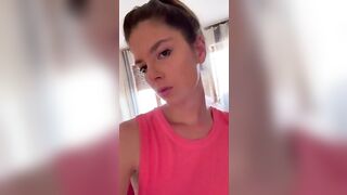 Sara Bell fumatina e un po' di culo