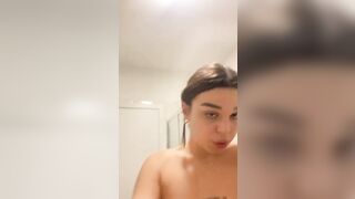 Teen italiana nuda in doccia