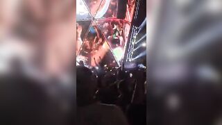 Al concerto di Vasco fans escono le tette