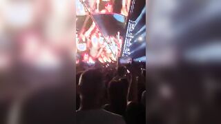 Al concerto di Vasco fans escono le tette