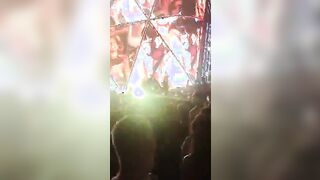 Al concerto di Vasco fans escono le tette