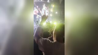 Al concerto di Vasco fans escono le tette