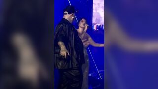 Arisa tette al concerto a San Siro