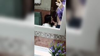 Riprende la sua ragazza che gli fa un bocchino