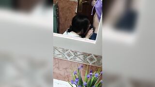 Riprende la sua ragazza che gli fa un bocchino