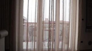 La nuova vicina troia si mastuba sul balcone