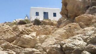 In vacanza si masturba in spiaggia