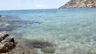 In vacanza si masturba in spiaggia