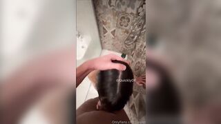 Laale fa un pompino al suo ragazzo sotto la doccia che le sborra in faccia of