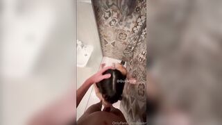 Laale fa un pompino al suo ragazzo sotto la doccia che le sborra in faccia of