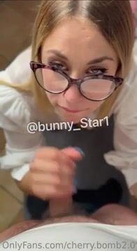 La prof spompina il cazzo in ginocchio of