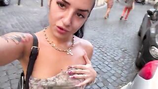 La diabla flash tette all'aperto