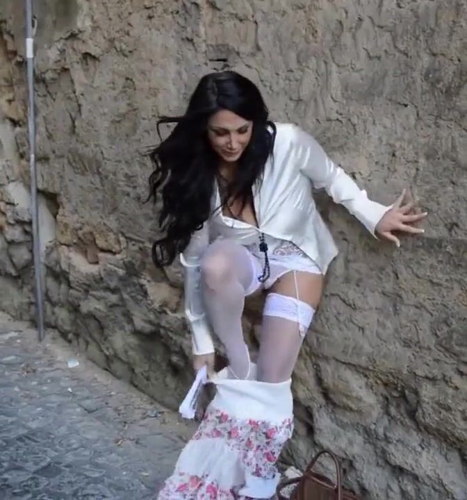 Marika Fruscio napoletana famosa in lingerie bianca