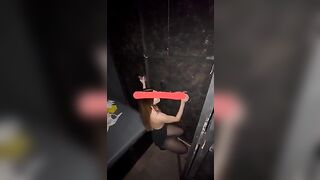 Shinra glory hole succhia tre cazzi di sconosciuti