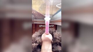 Teen si scopa con dildo allo specchio of