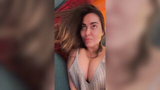 La tettofila Paola Saulino guarda il Moto Gp e commenta