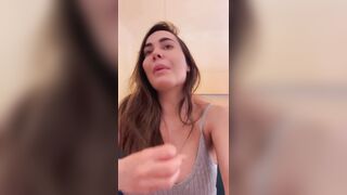 La tettofila Paola Saulino guarda il Moto Gp e commenta