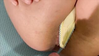 Sesso con moglie in perizoma schizzata sul buco del culo