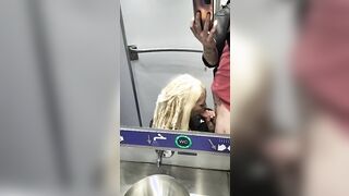 Pompino nel bagno del treno con sborrata in bocca
