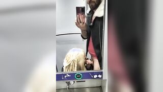 Pompino nel bagno del treno con sborrata in bocca