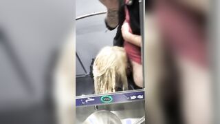 Pompino nel bagno del treno con sborrata in bocca