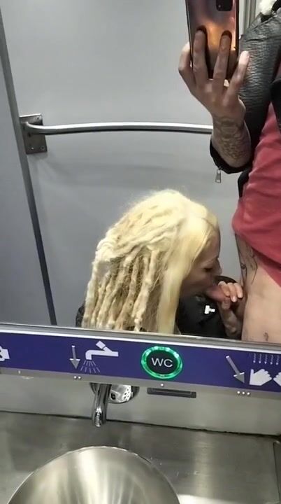 Pompino nel bagno del treno con sborrata in bocca