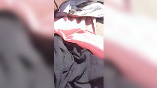 Scosta il costume della fidanzata in spiaggia e fa vedere la fichetta