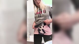 Carolina Barabaschi strip e ditalino in bagno bionda social of