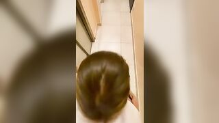 Biondina 18 enne inginocchiata che succhia il cazzo