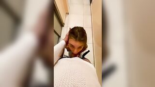 Biondina 18 enne inginocchiata che succhia il cazzo