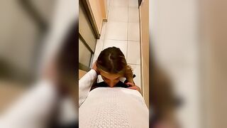 Biondina 18 enne inginocchiata che succhia il cazzo