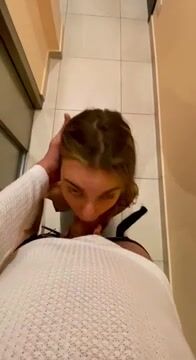 Biondina 18 enne inginocchiata che succhia il cazzo