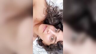 Milf italiana gode allo specchio con dildo