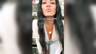 Barista tettona in pausa