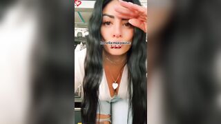 Barista tettona in pausa