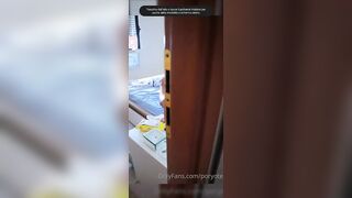 Trova la fidanzata che si masturba e se la chiava a pecorina